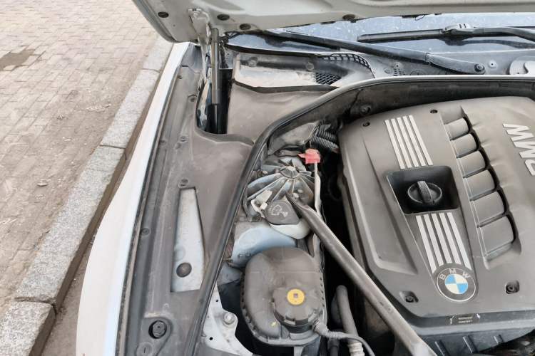Used BMW 5 Series 2010 525Li Leading Model Engine Bay Right