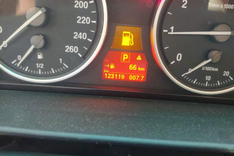 Used BMW 5 Series 2010 520Li Leading Model Odometer Close Up