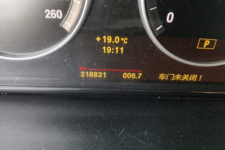 Used BMW 5 Series 2010 525Li Leading Model Odometer Close Up