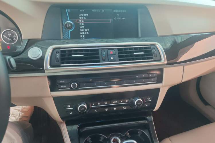 Used BMW 5 Series 2011 535i Sport Edition Audio And AC Panel