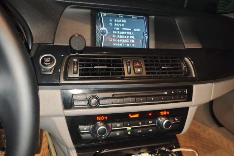Used BMW 5 Series 2011 523Li Luxury Model Audio And AC Panel