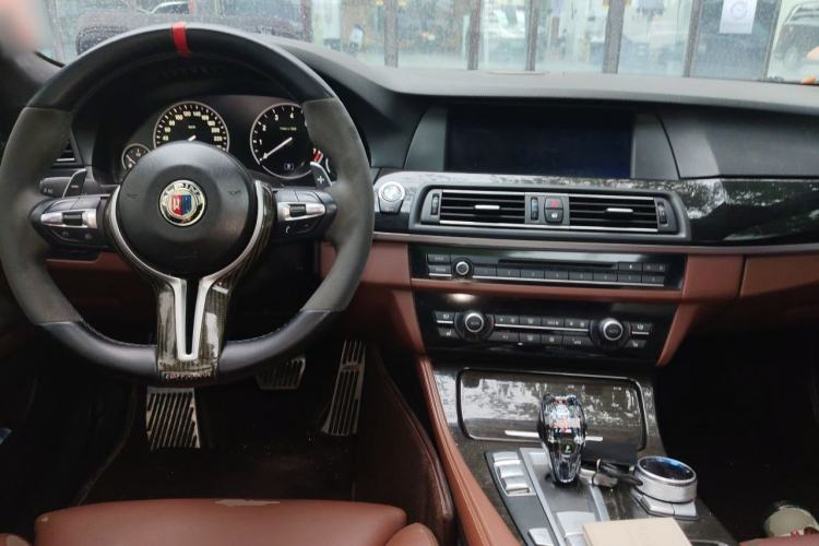 Used BMW 5 Series 2011 535i Sport Edition Center Console