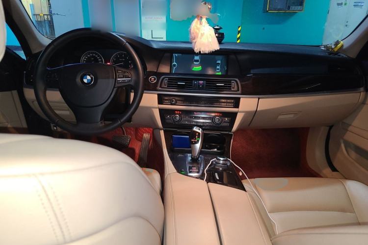 Used BMW 5 Series 2011 523Li Luxury Model Center Console
