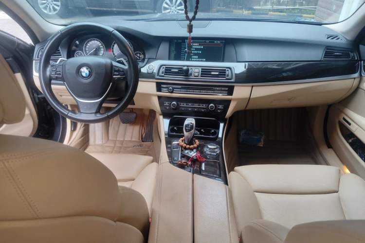 Used BMW 5 Series 2011 535i Luxury Sport Edition Center Console
