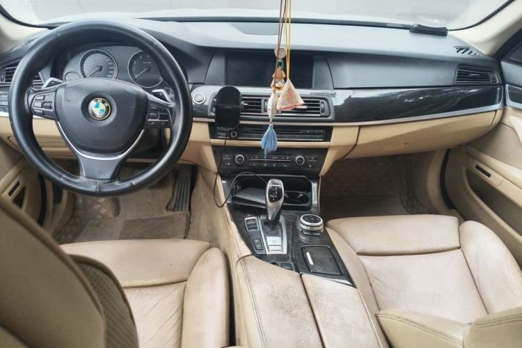 Used BMW 5 Series 2011 535i xDrive Luxury Edition Center Console