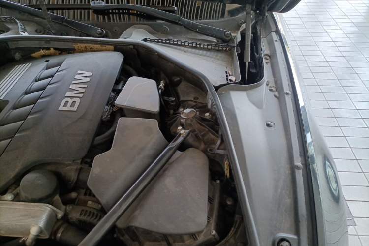 Used BMW 5 Series 2011 520Li Elegant Model Engine Bay Left