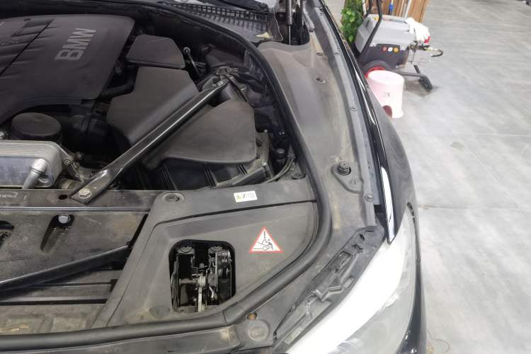 Used BMW 5 Series 2011 523Li Leading Model Engine Bay Left