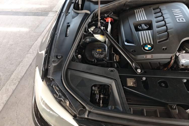 Used BMW 5 Series 2011 520Li Elegant Model Engine Bay Right