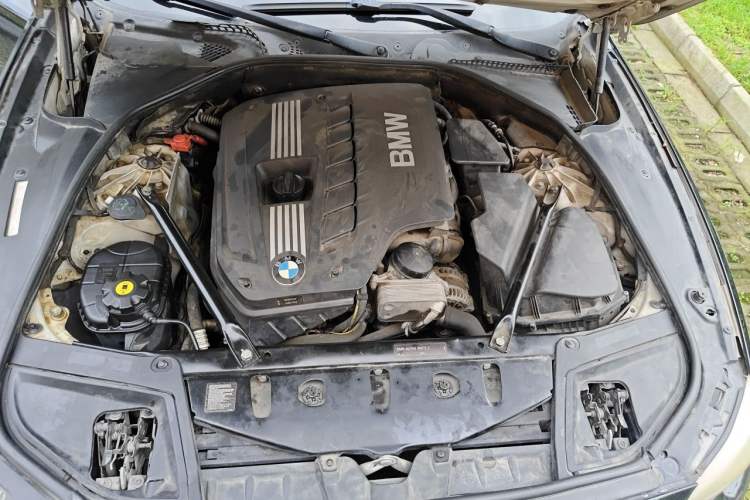 Used BMW 5 Series 2011 523Li Leading Model Engine Bay