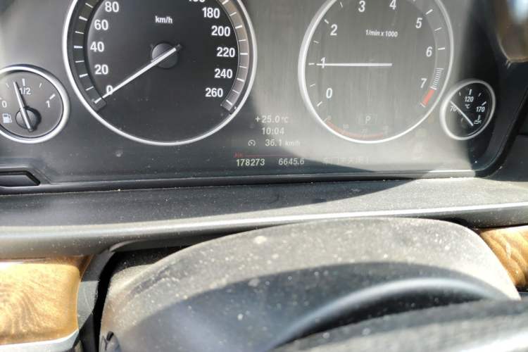 Used BMW 5 Series 2011 528Li Leading Model Odometer Close Up