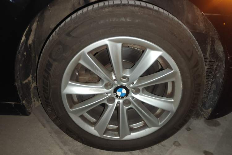 Used BMW 5 Series 2011 523Li Luxury Model Right Front Wheel Hub