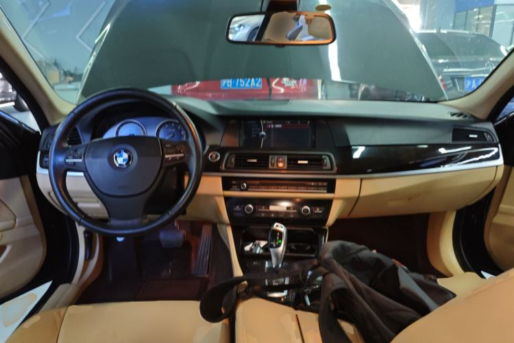 Used BMW 5 Series 2011 523Li Luxury Model Center Console