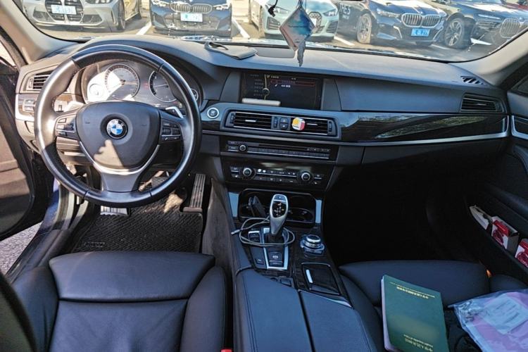 Used BMW 5 Series 2011 535i Luxury Sport Edition Center Console