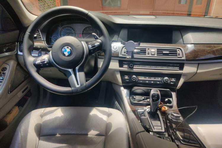 Used BMW 5 Series 2011 535i Sport Edition Center Console