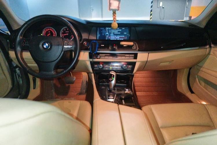 Used BMW 5 Series 2011 523Li Luxury Model Center Console