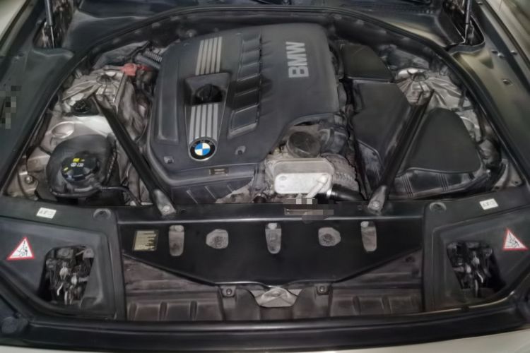 Used BMW 5 Series 2011 523Li Leading Model Engine Bay
