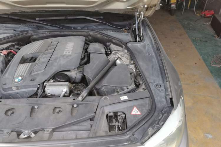 Used BMW 5 Series 2011 523Li Leading Model Engine Bay Left