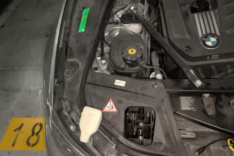 Used BMW 5 Series 2011 528Li Leading Model Engine Bay Right