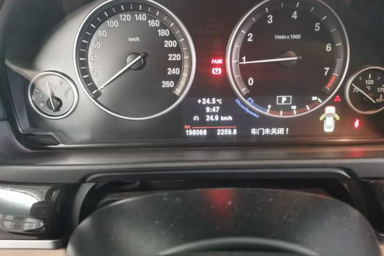 Used BMW 5 Series 2011 535Li Leading Model Odometer Close Up