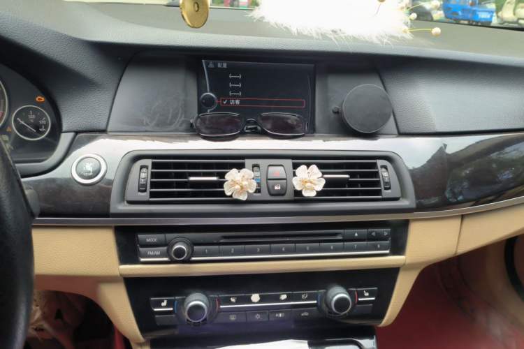 Used BMW 5 Series 2011 523i Leading Model Audio And AC Panel