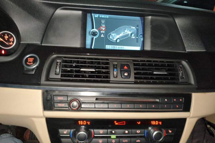 Used BMW 5 Series 2011 523Li Leading Model Audio And AC Panel