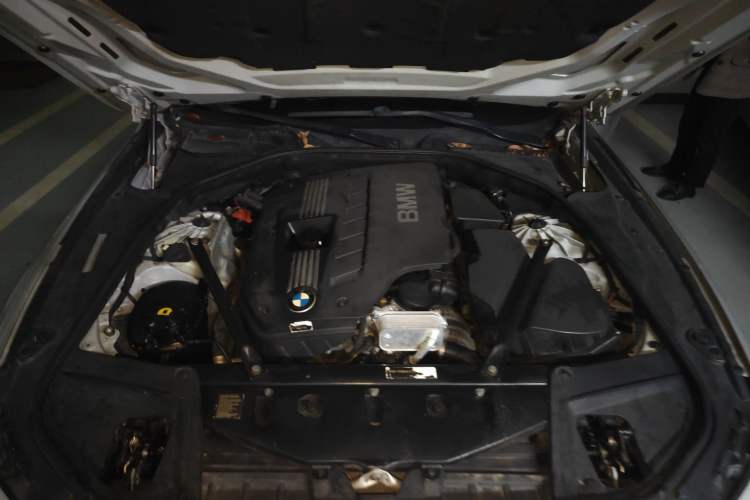 Used BMW 5 Series 2011 523Li Leading Model Engine Bay