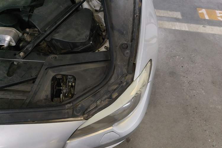 Used BMW 5 Series 2011 523Li Leading Model Engine Bay Left