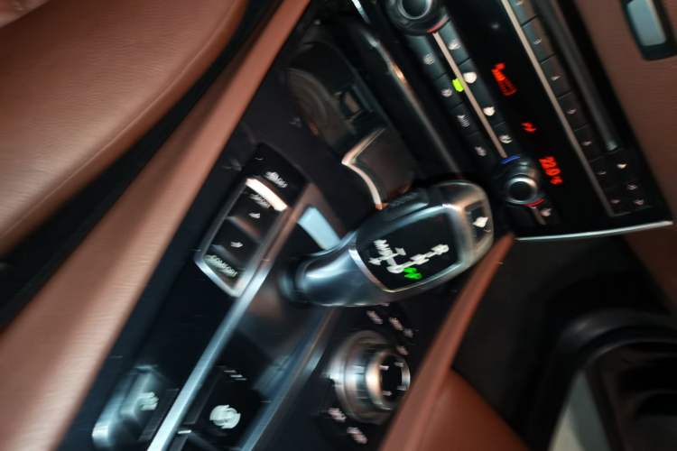 Used BMW 5 Series 2011 535i Sport Edition Gear Lever
