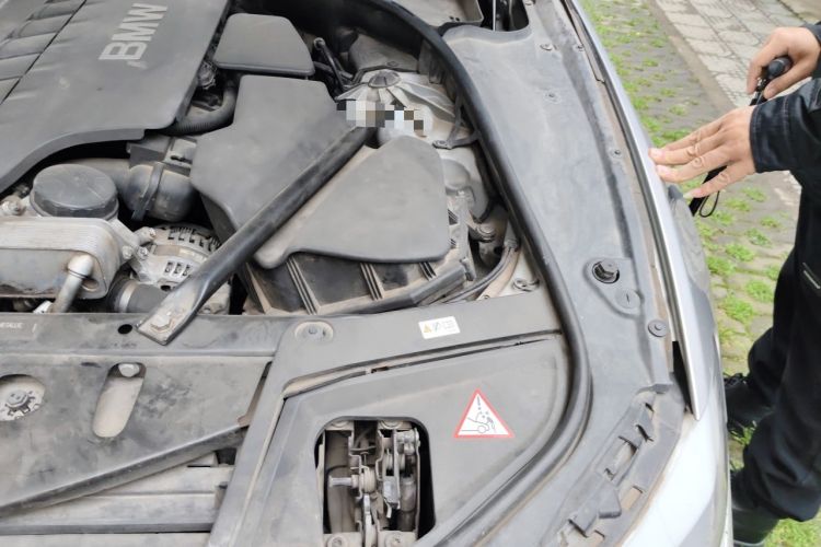 Used BMW 5 Series 2011 523Li Luxury Model Engine Bay Left
