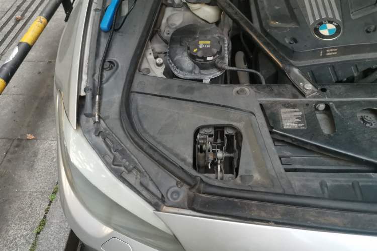 Used BMW 5 Series 2011 523Li Leading Model Engine Bay Right