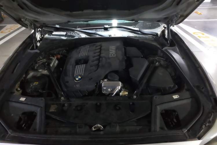 Used BMW 5 Series 2011 528Li Leading Model Engine Bay