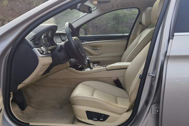 Used BMW 5 Series 2011 523i Leading Model Interior 1