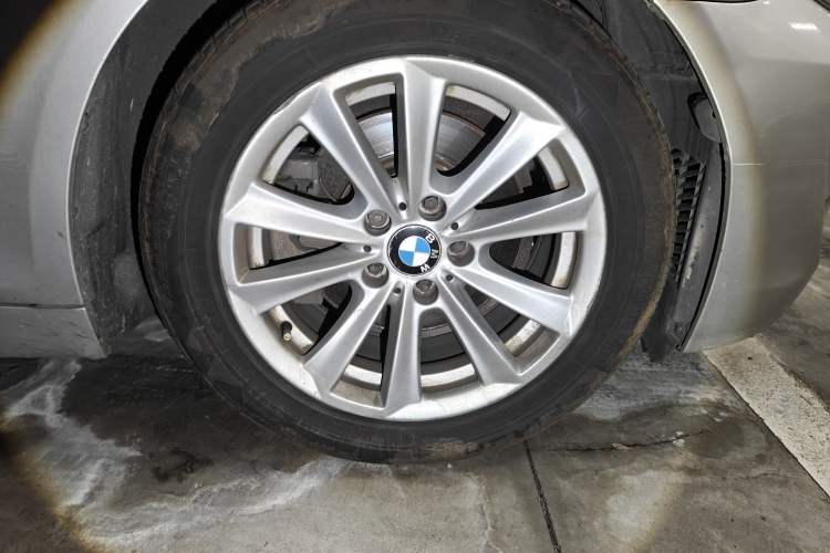 Used BMW 5 Series 2011 520Li Elegant Model Right Front Wheel Hub