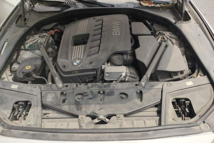 Used BMW 5 Series 2011 523Li Leading Model Engine Bay