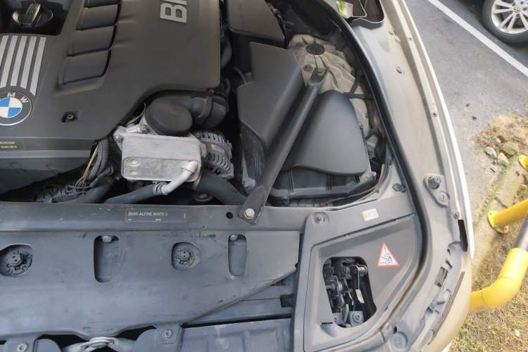 Used BMW 5 Series 2011 523Li Leading Model Engine Bay Left