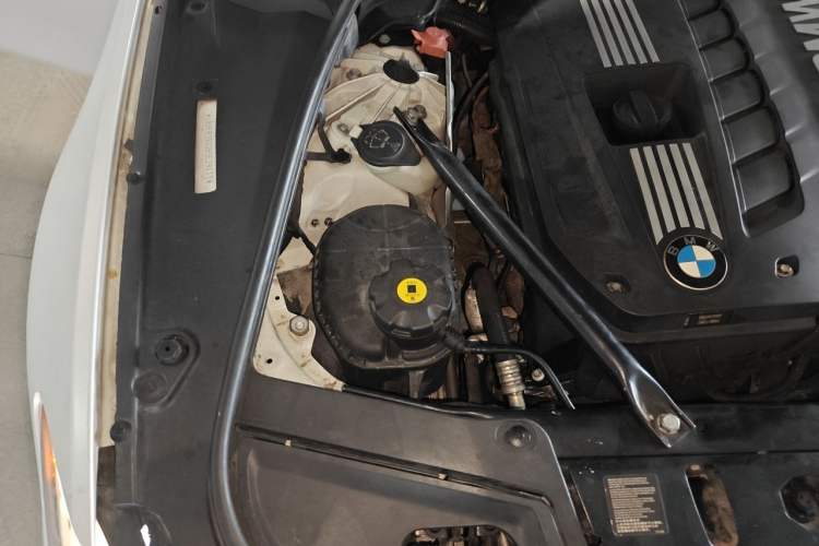 Used BMW 5 Series 2011 528Li Leading Model Engine Bay Right