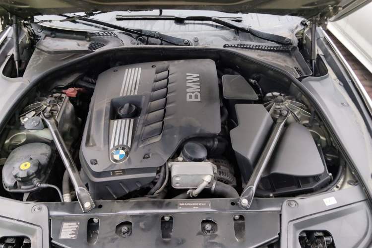 Used BMW 5 Series 2011 523Li Leading Model Engine Bay