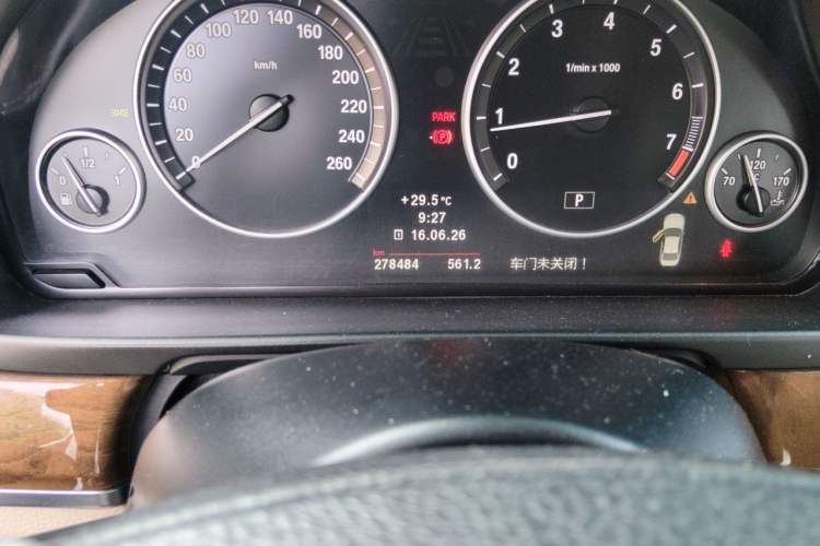 Used BMW 5 Series 2011 528Li Leading Model Odometer Close Up
