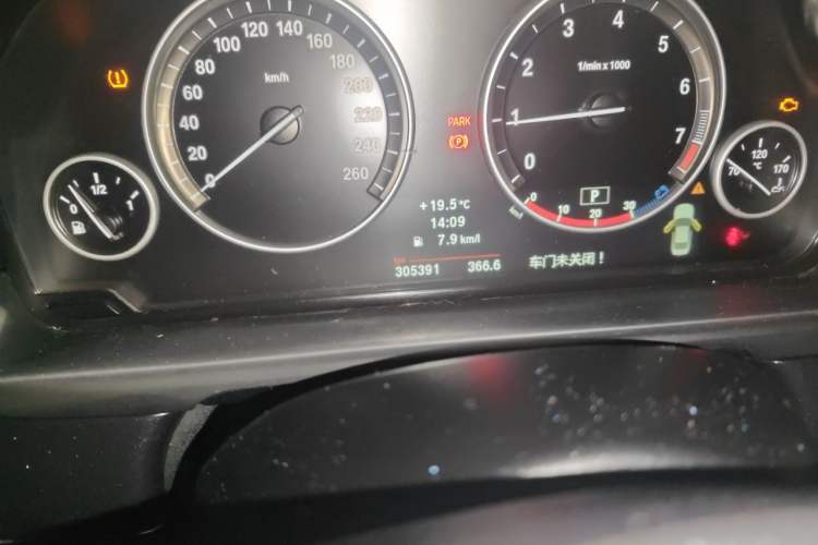 Used BMW 5 Series 2011 520Li Elegant Model Odometer Close Up
