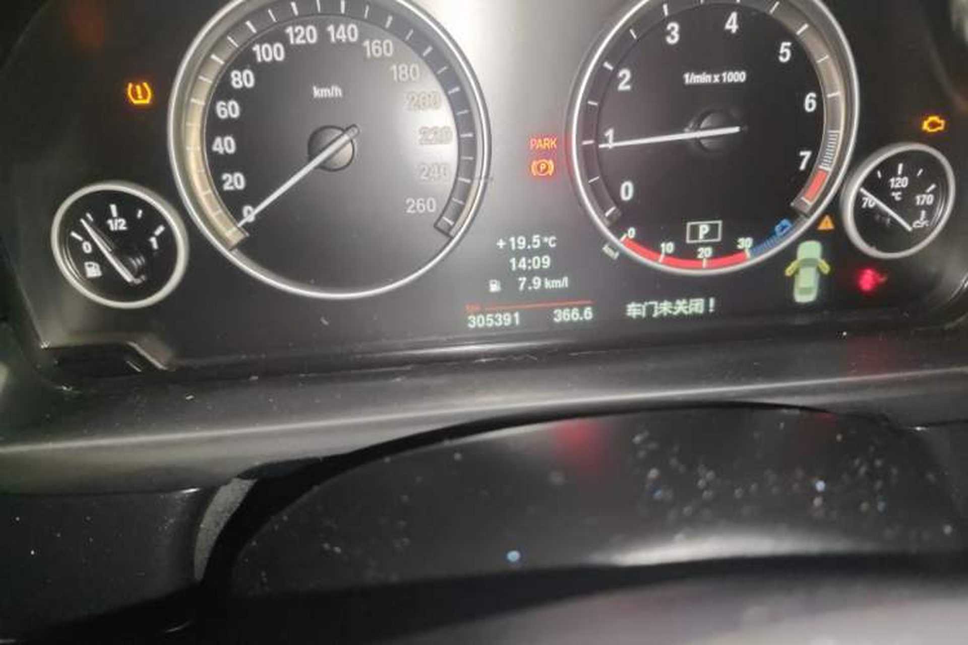 Used BMW 5 Series 2011 520Li Elegant Model Odometer Close Up