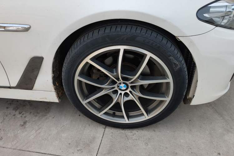 Used BMW 5 Series 2011 520Li Elegant Model Right Front Wheel Hub