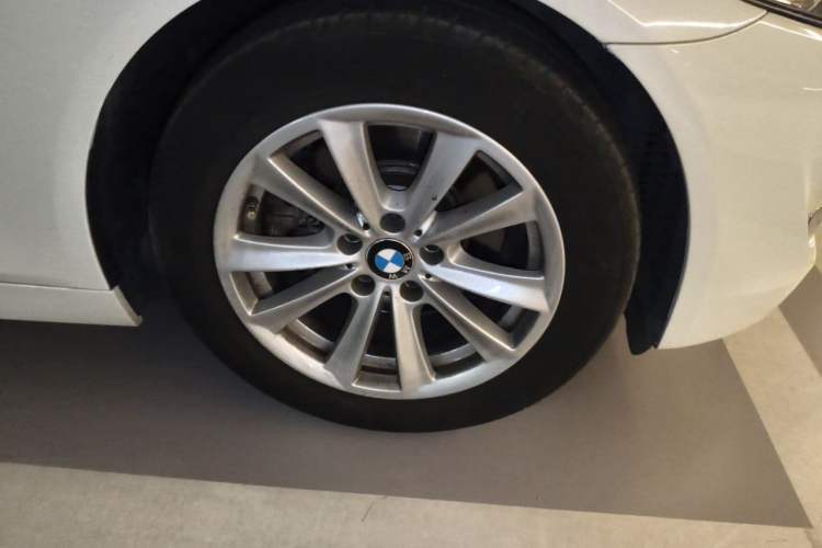 Used BMW 5 Series 2011 523Li Luxury Model Right Front Wheel Hub