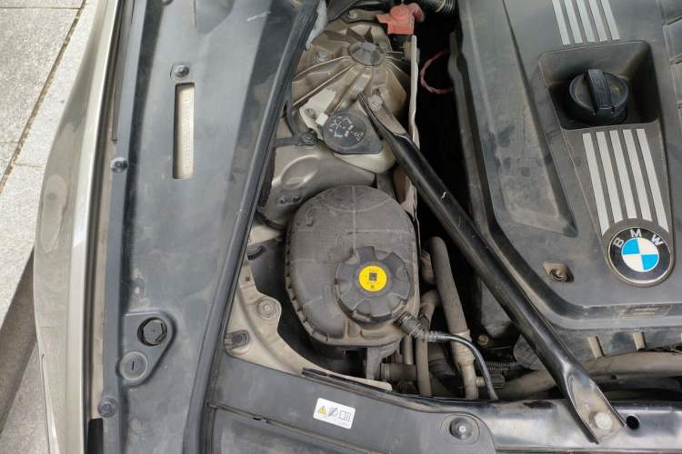 Used BMW 5 Series 2011 523Li Leading Model Engine Bay Right