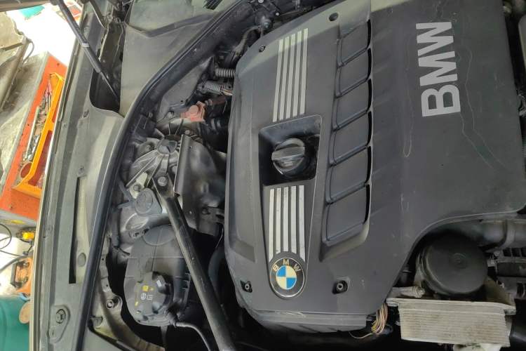 Used BMW 5 Series 2011 528Li Leading Model Engine Bay Right