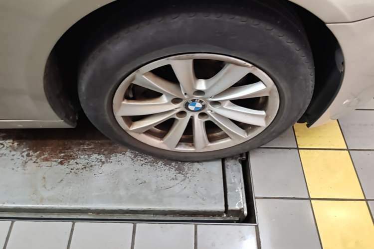 Used BMW 5 Series 2011 523Li Leading Model Right Front Wheel Hub