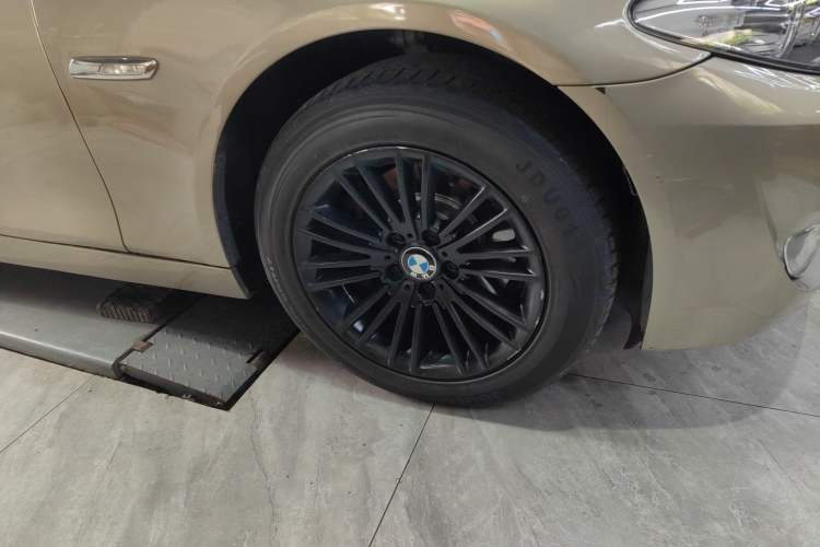 Used BMW 5 Series 2011 528Li Leading Model Right Front Wheel Hub