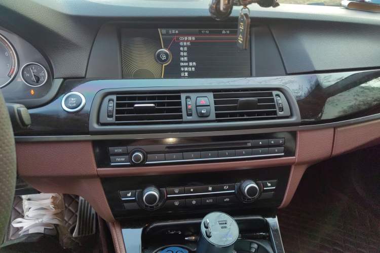 Used BMW 5 Series 2012 530i Sport Touring Audio And AC Panel