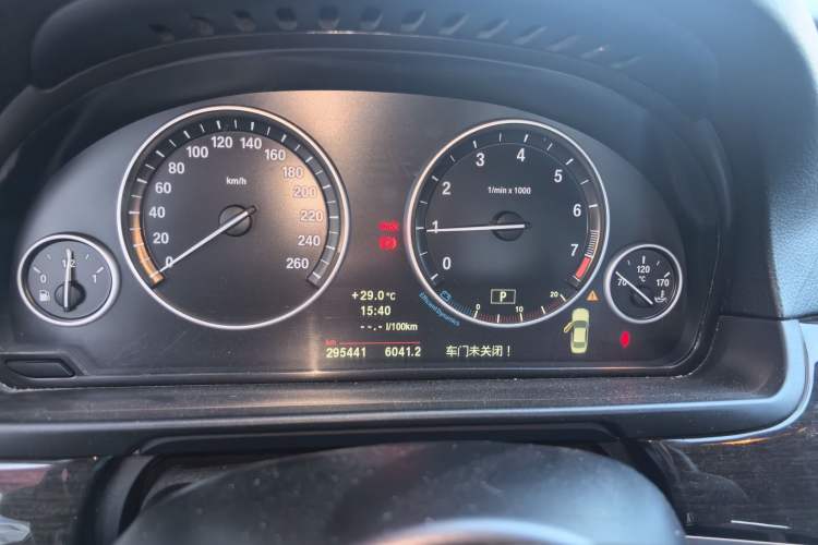 Used BMW 5 Series 2012 530Li Leading Model Odometer Close Up