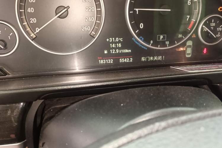 Used BMW 5 Series 2012 530Li Leading Model Odometer Close Up