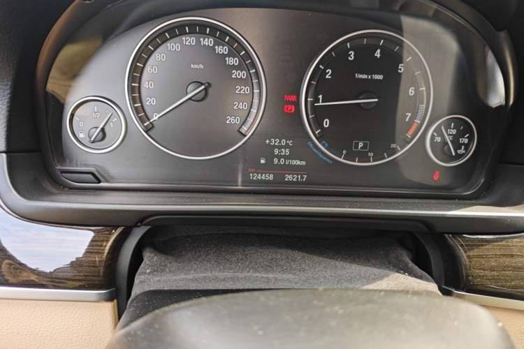 Used BMW 5 Series 2012 530Li Leading Model Odometer Close Up